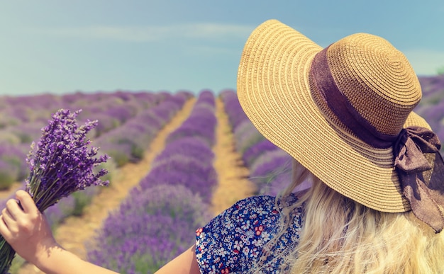 Foto meisje op een bloeiende gebied van lavendel.