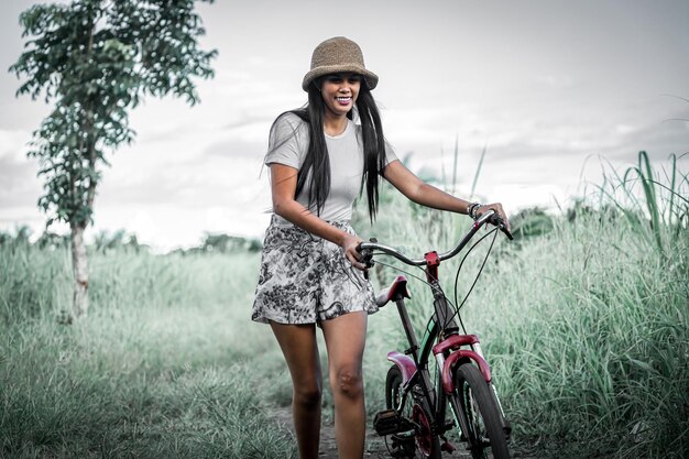 Meisje op een fiets op een plattelandspad