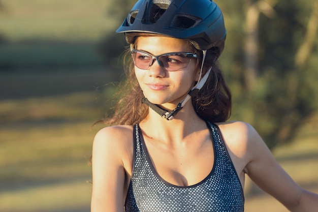 Meisje op een mountainbike op offroad mooi portret van een fietser bij zonsondergang