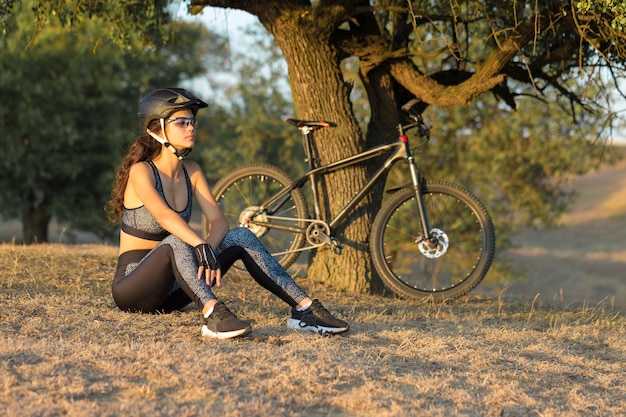 Meisje op een mountainbike op offroad mooi portret van een fietser