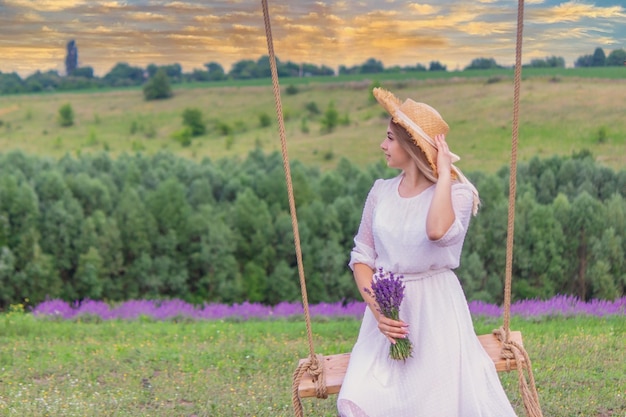 Meisje op een schommel in een veld van lavendel Selectieve focus Natuur