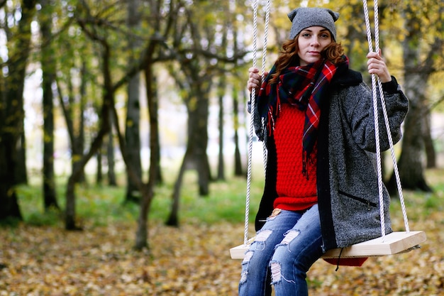 Meisje op een wandeling in een herfstpark tijdens een herfstblad