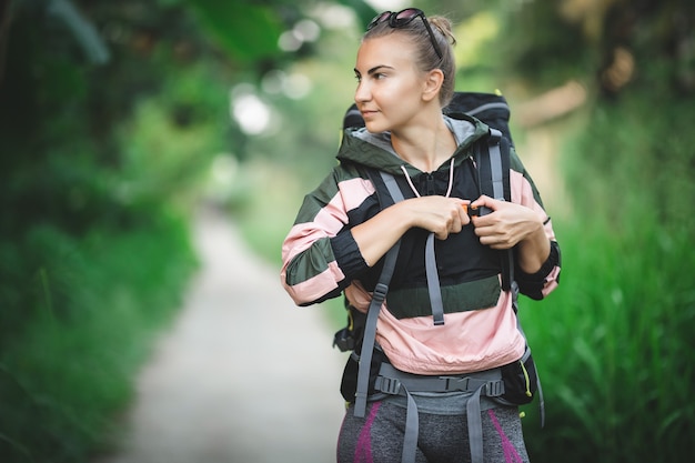 Meisje op een wandeling met een rugzak Reizen door de tropen Jungle wandeling