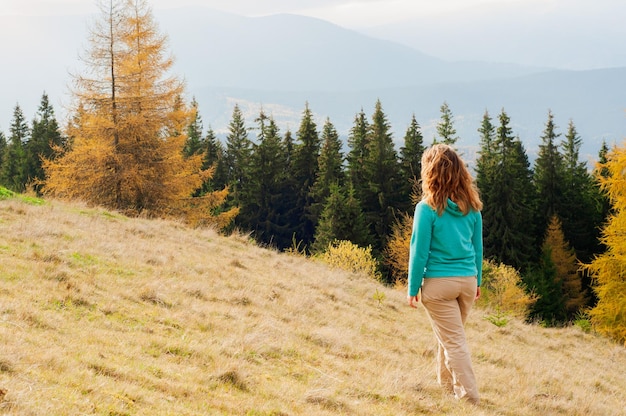 meisje op een wandeling wandelen klim naar de top actieve levensstijl landschap herfst in de bergen gekleurd