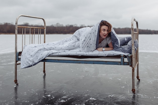 Meisje op het bed en op het ijs