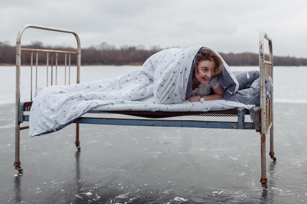 Foto meisje op het bed en op het ijs