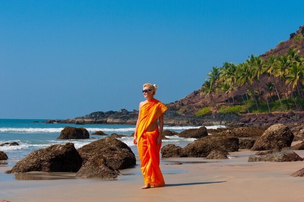 Meisje op het strand in Indiase nationale kleding