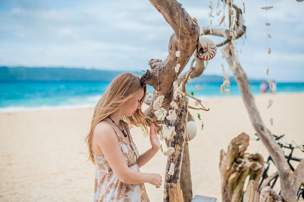 Meisje op het strand puka, boracay