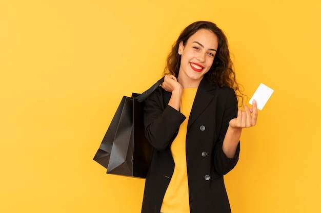 Meisje op het winkelen verkoop met tassen en creditcard