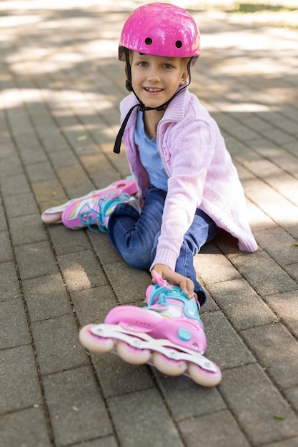 Meisje op rolschaatsen in het park