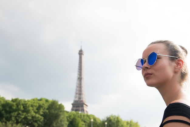 Meisje op zoek naar de Eiffeltoren in Parijs, Frankrijk. Zwart en wit. Romantisch reisconcept