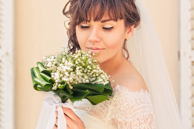 Meisje op zoek naar een mooi boeket bloemen