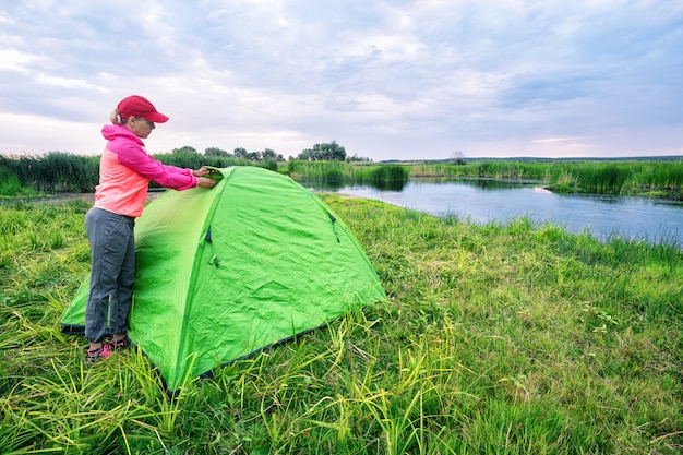 Meisje opent het raam van de tent