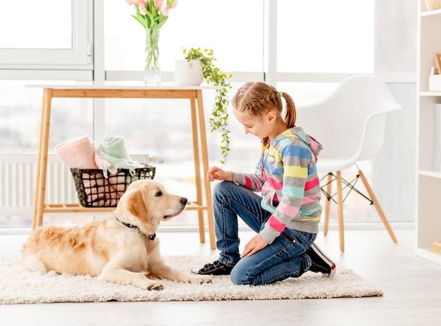 Meisje opleiding hond thuis