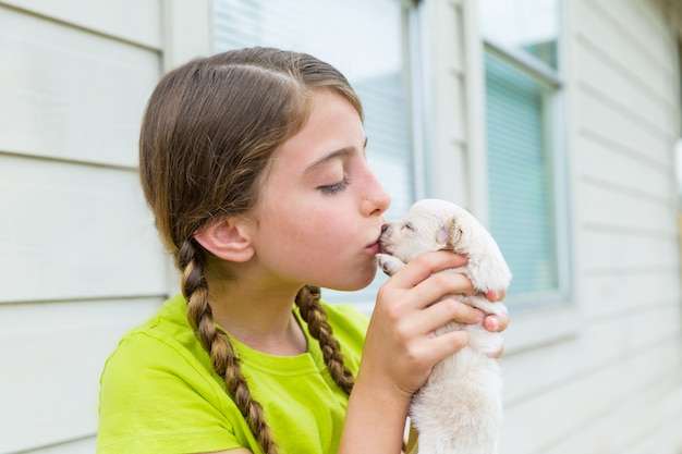 Meisje playingkissing puppy chihuahua huisdier hond