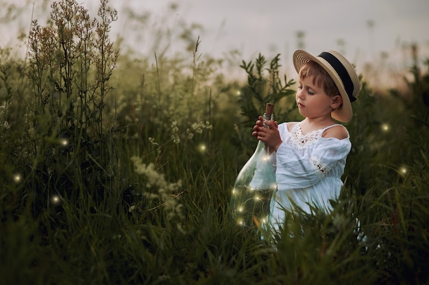 Meisje poseren in het veld