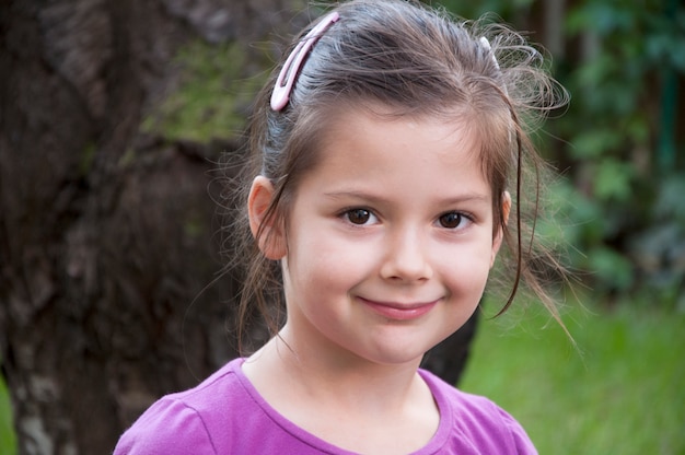 Meisje poseren in park