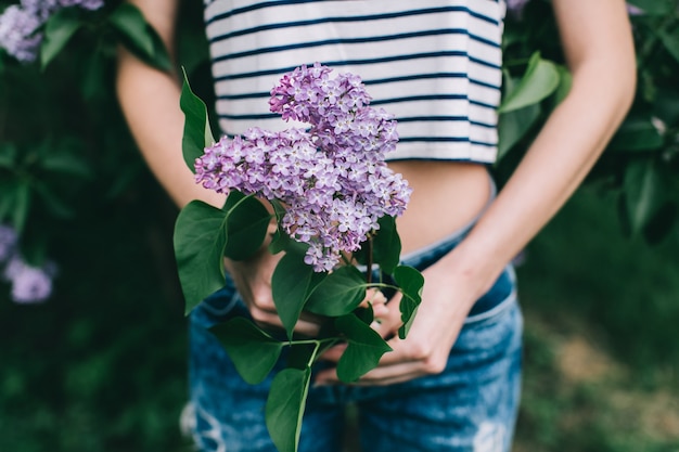 meisje poseren met bloemen