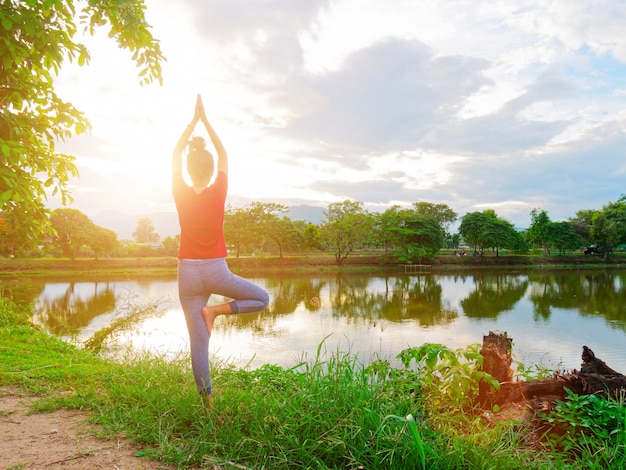 Foto meisje probeert boom yoga te vormen.