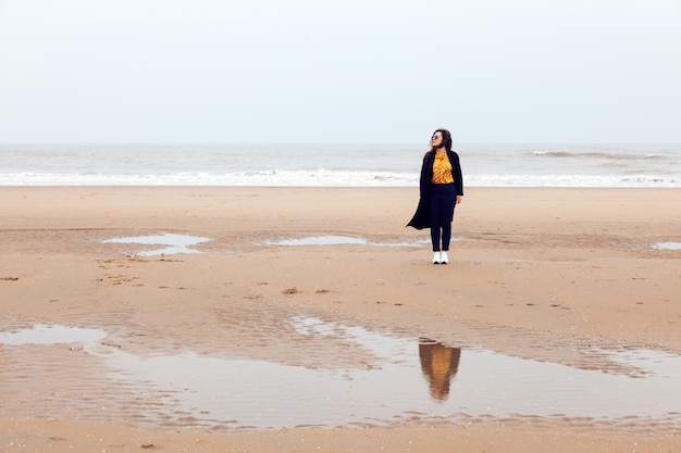 Meisje regen zee wind winter portret vrouw glimlach lente jas lang haar krullend stemming kust sneeuw strand herfst deadpan