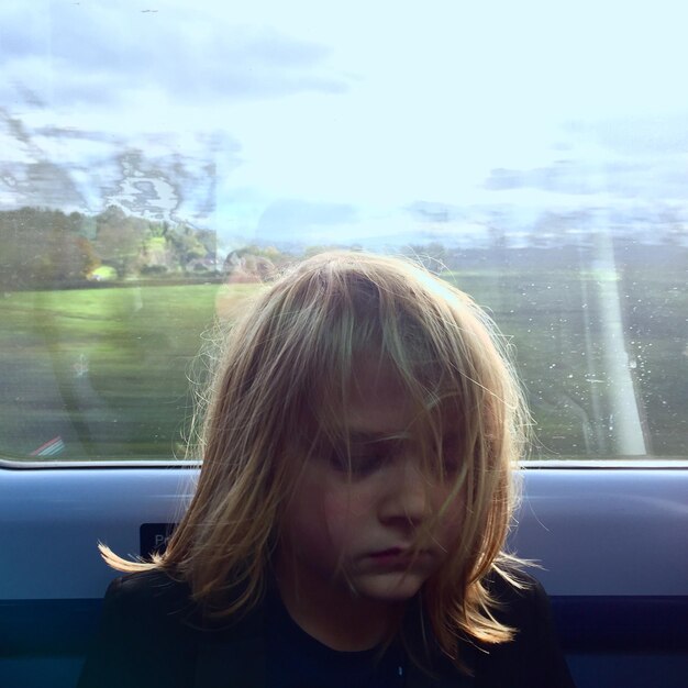 Foto meisje reist in de trein.