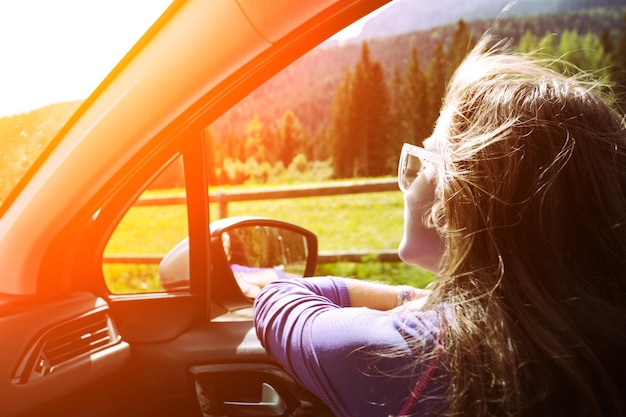 Meisje reist in een auto