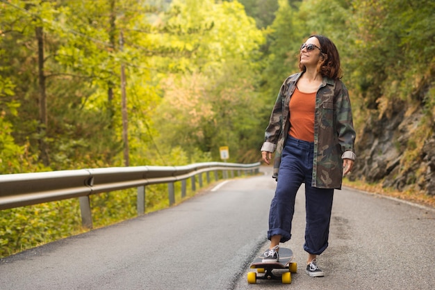 Meisje rijdt op een skateboard