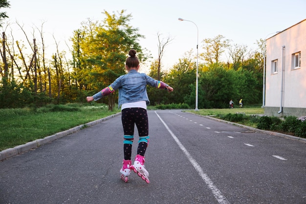 Meisje rijdt op rolschaatsen in het park