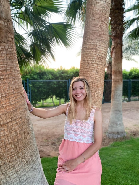 Meisje Roze Jurk Palm Smile. Egypte Sharm Ash Sheikh Zomerreis.