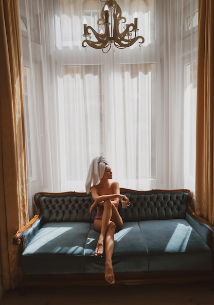 Meisje rust en legt in een gezellige slaapbank in de luxe slaapkamer een gemakkelijke ochtend aantrekkelijke sexy vrouw