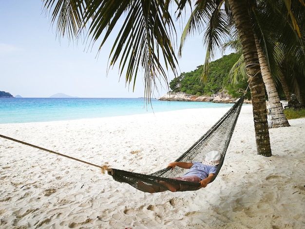 Meisje rusten op een hangmat op het strand
