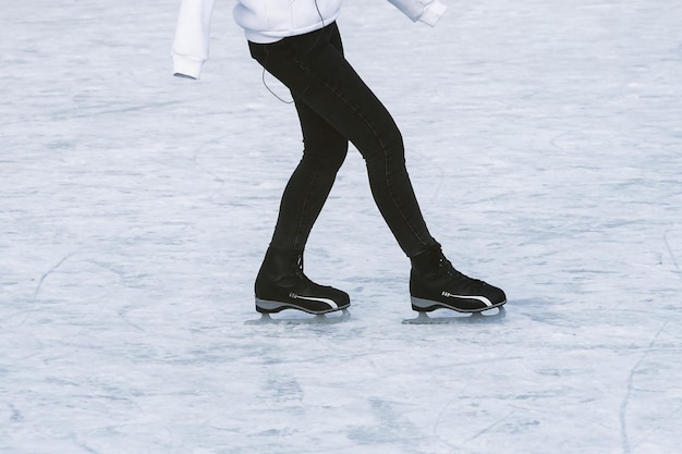 Meisje schaatsen op ijsbaan bijgesneden