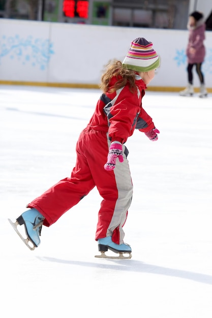 Meisje schaatst op ijsbaan