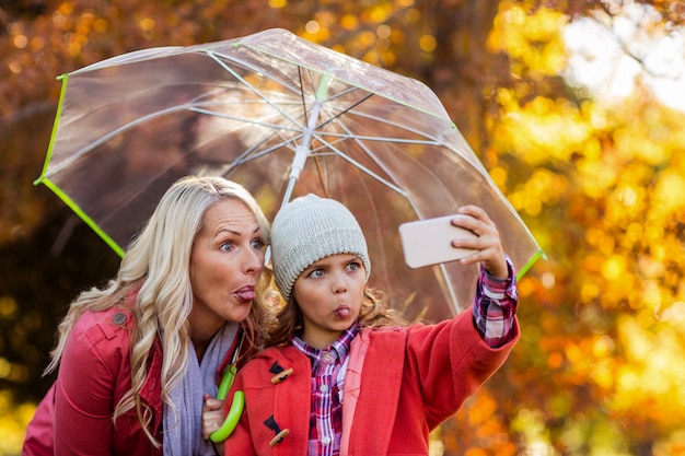 Meisje selfie te nemen met moeder in het park