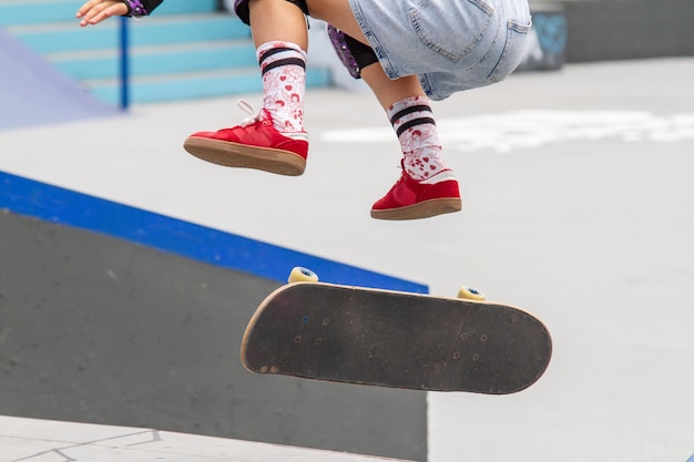 Meisje skateboarden in een skatepark in Rio de Janeiro