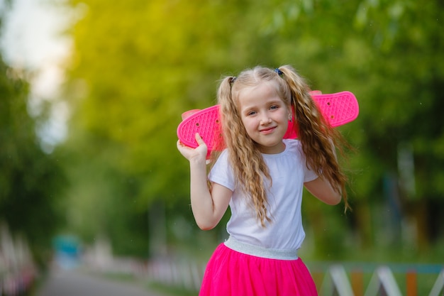 Meisje skateboarden in het park in de zomer