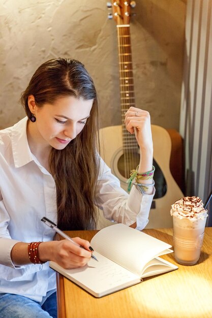 Meisje speelt gitaar in café