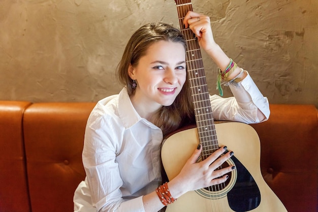 Meisje speelt gitaar in café