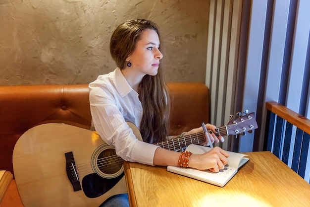 Meisje speelt gitaar in café