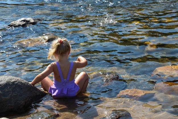 Meisje speelt in het water.