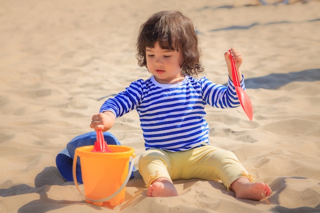 Meisje speelt in het zand op het strand