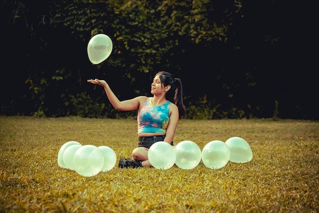 Foto meisje speelt met ballonnen