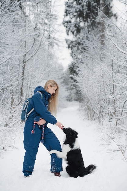 meisje speelt met border collie-hond