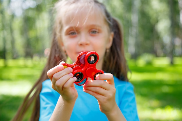 Meisje speelt met een fidget spinner