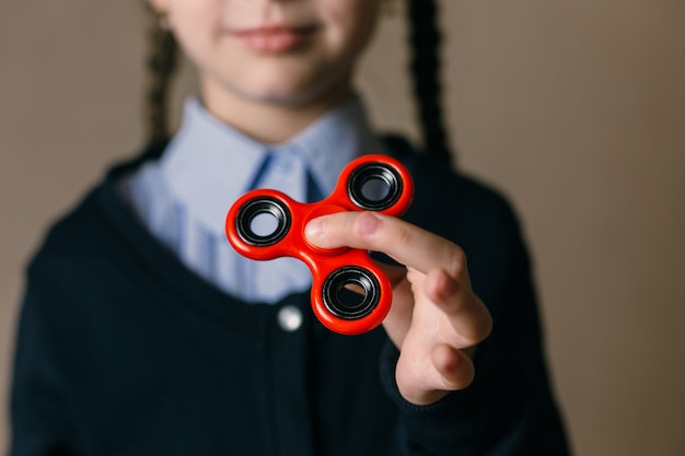 Meisje speelt met een spinner