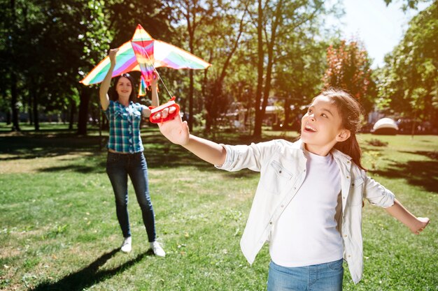 meisje speelt met kite met haar moeder.