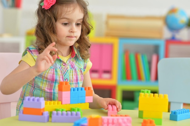 Meisje speelt met kleurrijke blokken