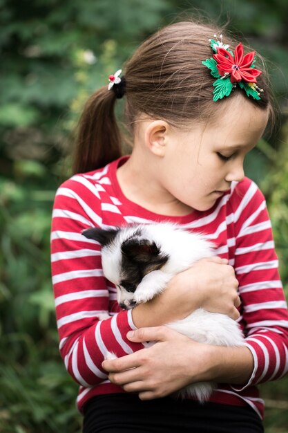 Meisje speelt met puppy's op het gras