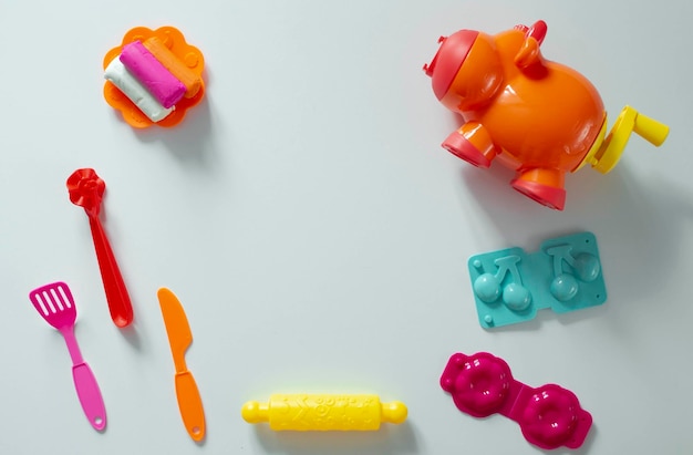 Meisje speelt met spelklei Een spelvorm voor de test in de vorm van een dier Ontwikkeling van fijne motoriek bij kinderen en handvaardigheidstraining Tools voor creatieve hobby's Modelleren van plasticine