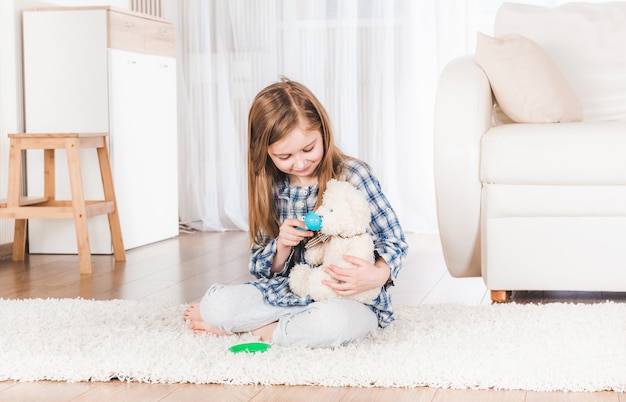 Meisje speelt met teddybeer